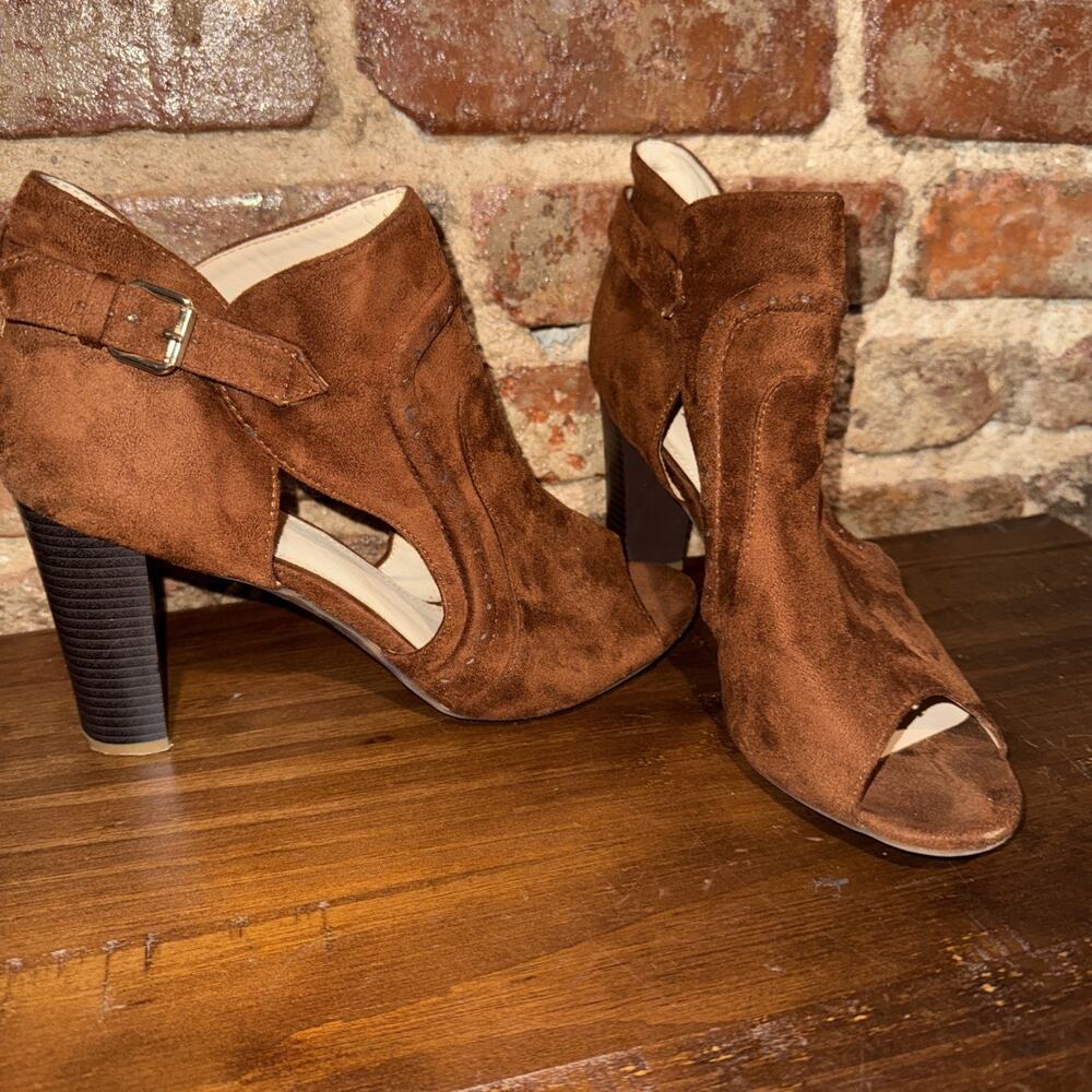 M&L Brown SUEDE Women’s Heels Peek Toe Size 10 Perfect For Fall